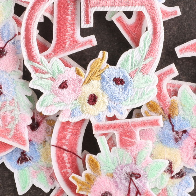 10個入り ピンクの花柄 アルファベット刺繍ワッペン アイロ - Sewing Id のレビューと価格