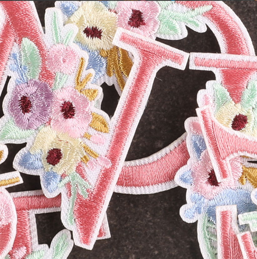 10個入り ピンクの花柄 アルファベット刺繍ワッペン アイロ - Sewing Id のレビューと価格
